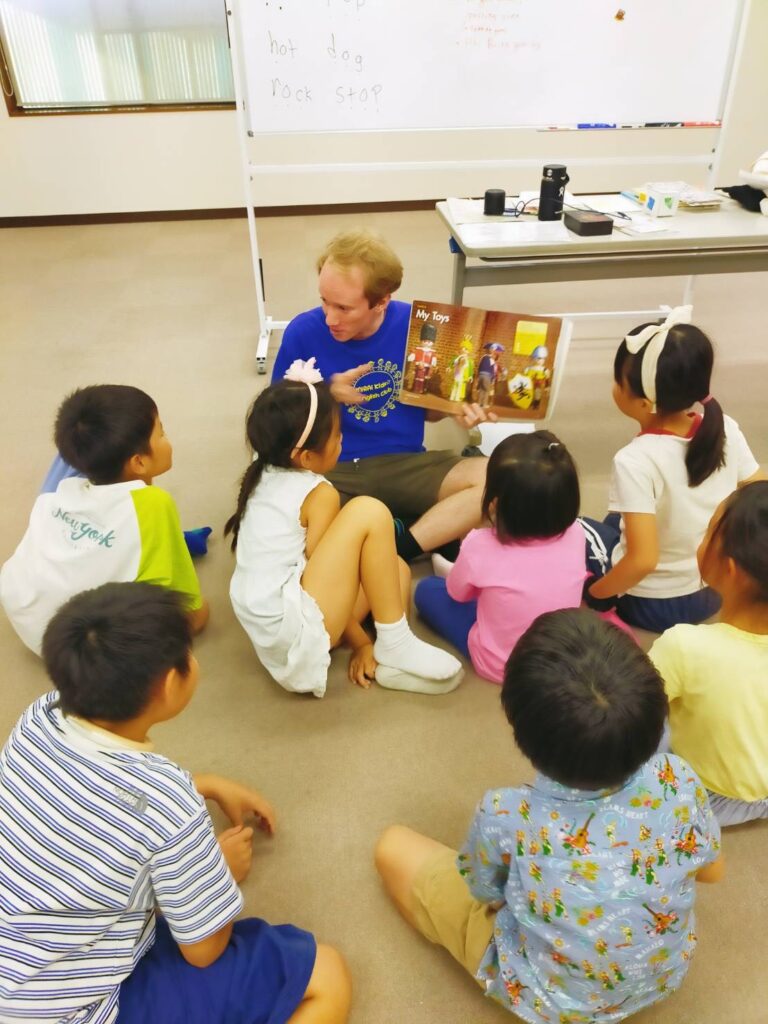 東住吉教室授業風景(生徒に読み聞かせをする先生)