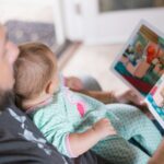 東住吉区幼児英語、絵本を読む親子