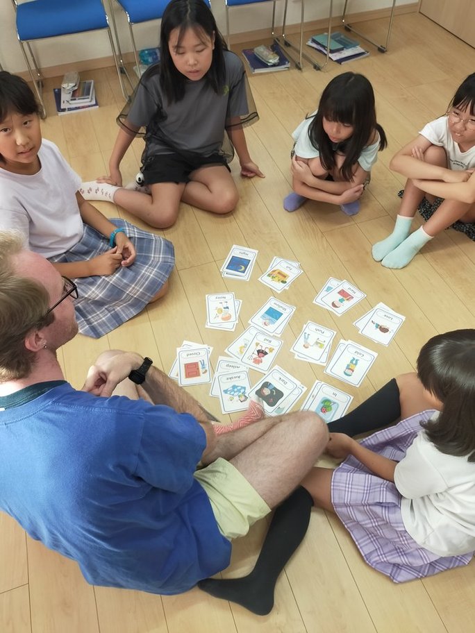 子ども英語教室 単語カード 発音練習 レッスン風景